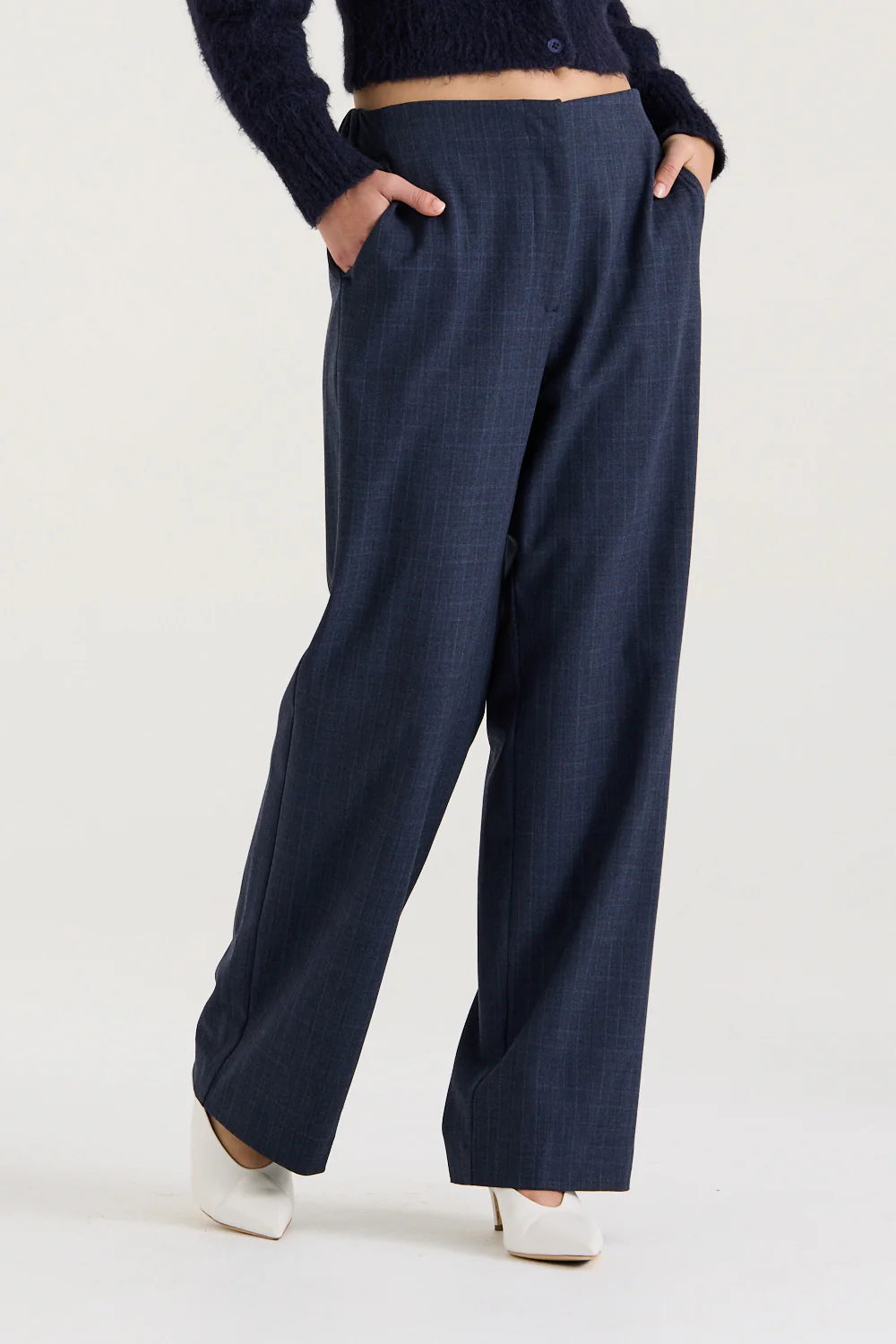 Sarah Pant - Image 2